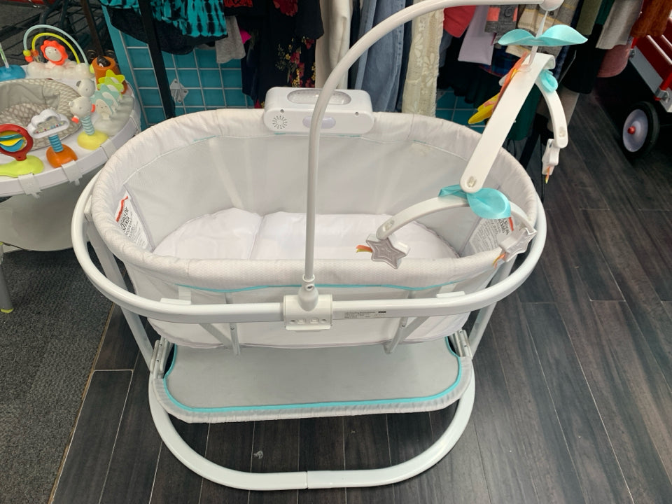 Fisher Price Baby Bedside Sleeper Soothing Motions Bassinet