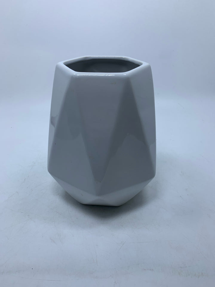 GEOMETRIC SHAPED VASE CORE KITCHEN.