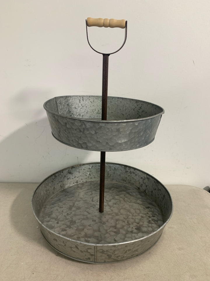 TWO-TIER METAL SERVER W/ WOOD HANDLE.