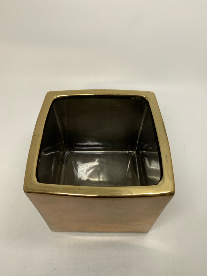 SQUARE CERAMIC PLANTER.