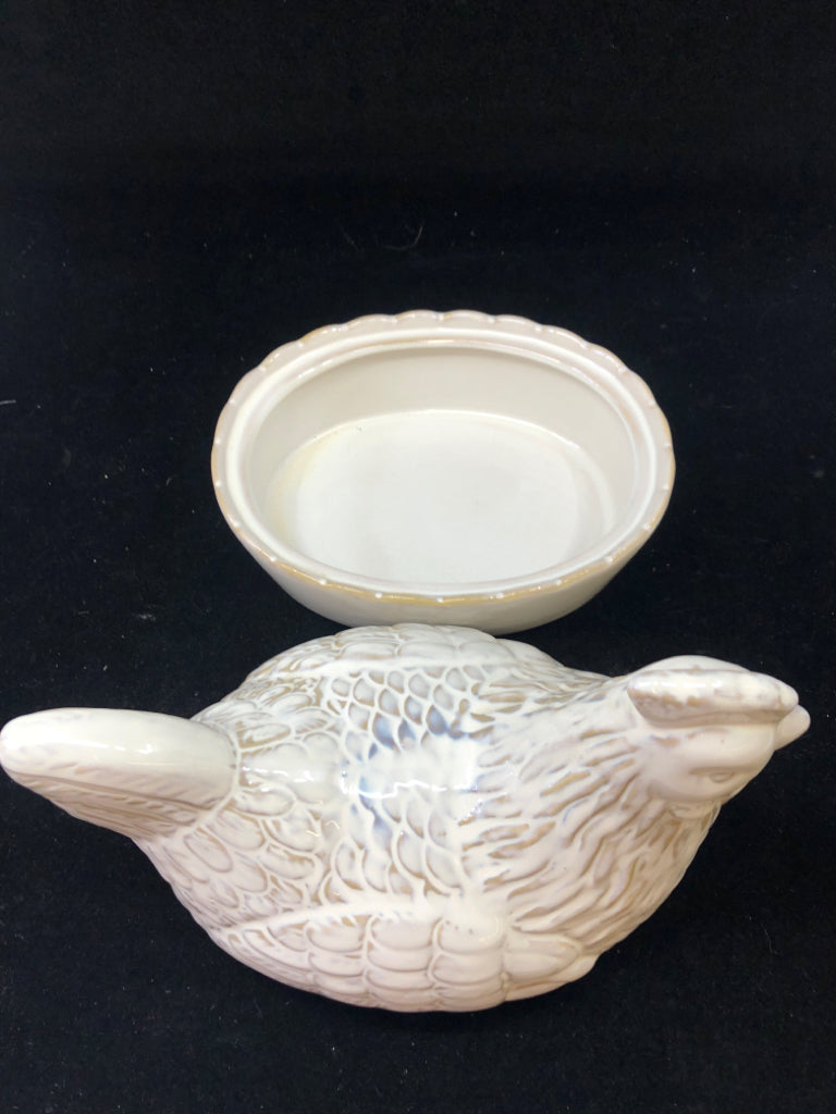 2 PC WHITE CERAMIC HEN ON NEST BOWL.