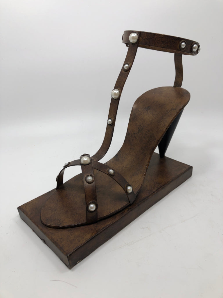 METAL SHOE WINE BOTTLE HOLDER.