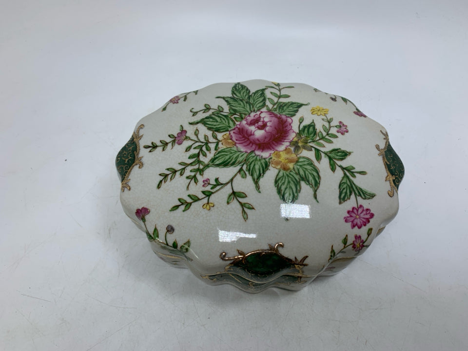 VTG WHITE OVAL COVERED TRINKET DISH W/ FLOWERS.
