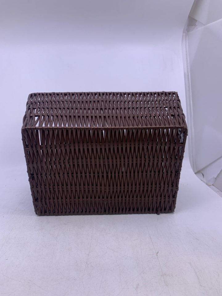 BROWN PLASTIC WOVEN W/ SILVER METAL HANDLES.