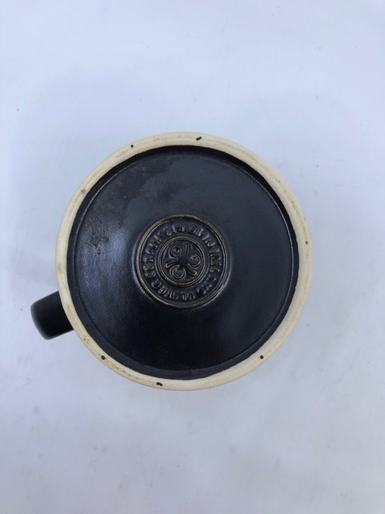 BUCKINGHAM PALACE BLACK MUG.