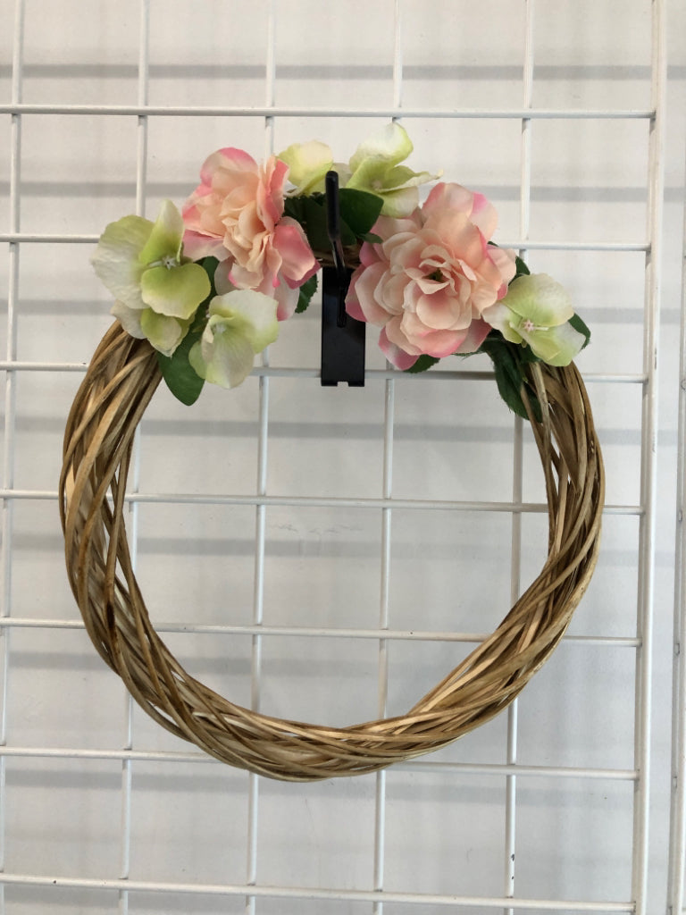 SM WICKER WREATH W/FLORALS.
