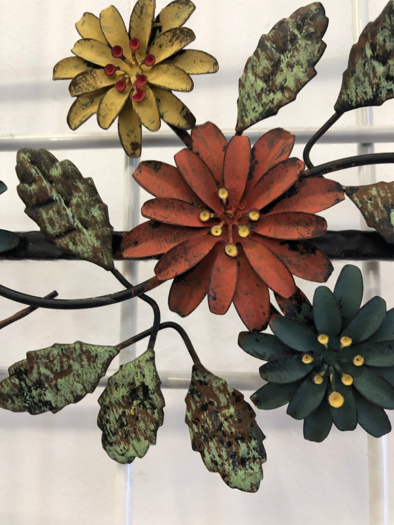 METAL ARROW W/ COLORFUL BOUQUET IN CENTER WALL ART.