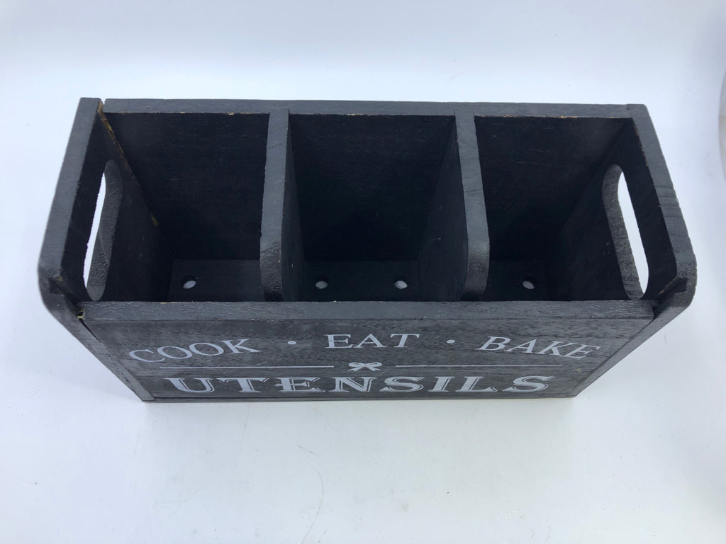 BLACK WOOD UTENSIL HOLDER.