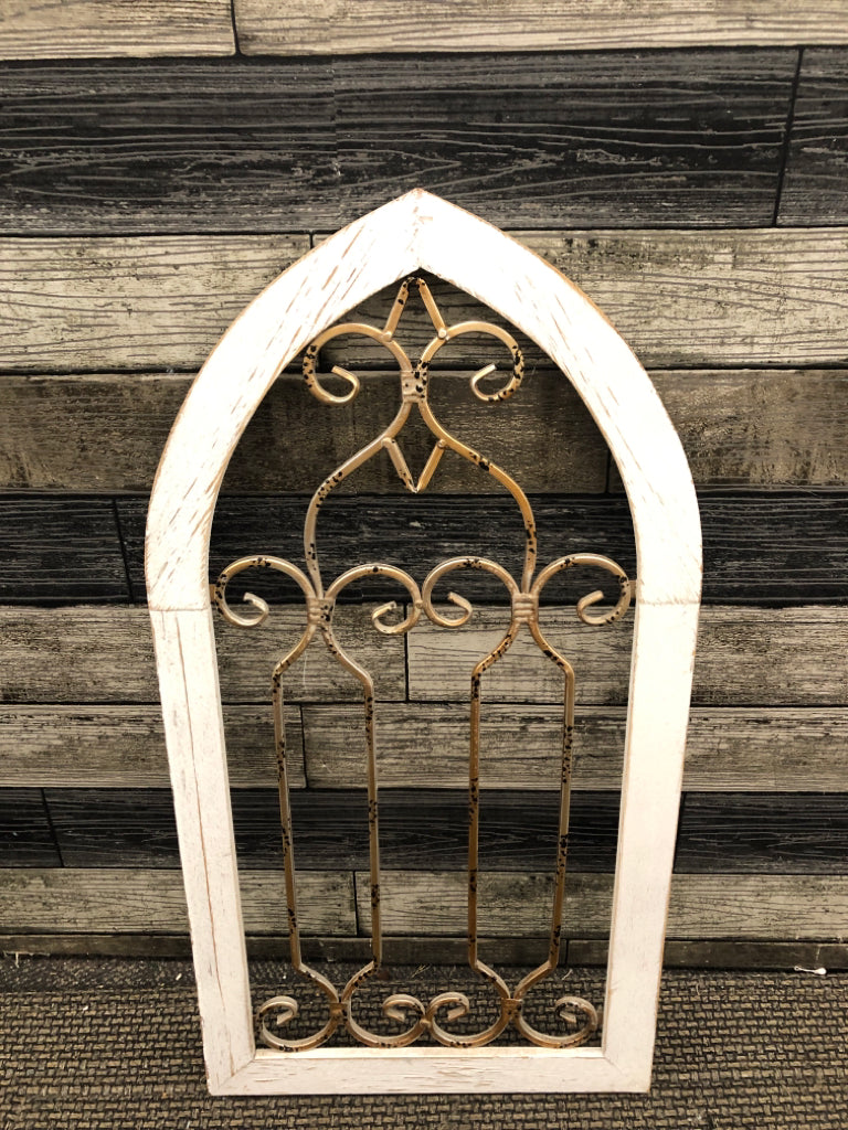 DISTRESSED WHITE ARCH WALL ART W/ METAL CENTER.