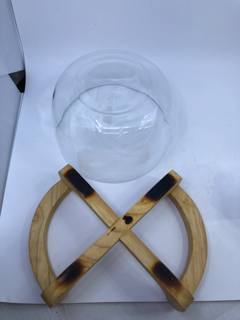 CLEAR GLASS BOWL ON WOOD STAND.