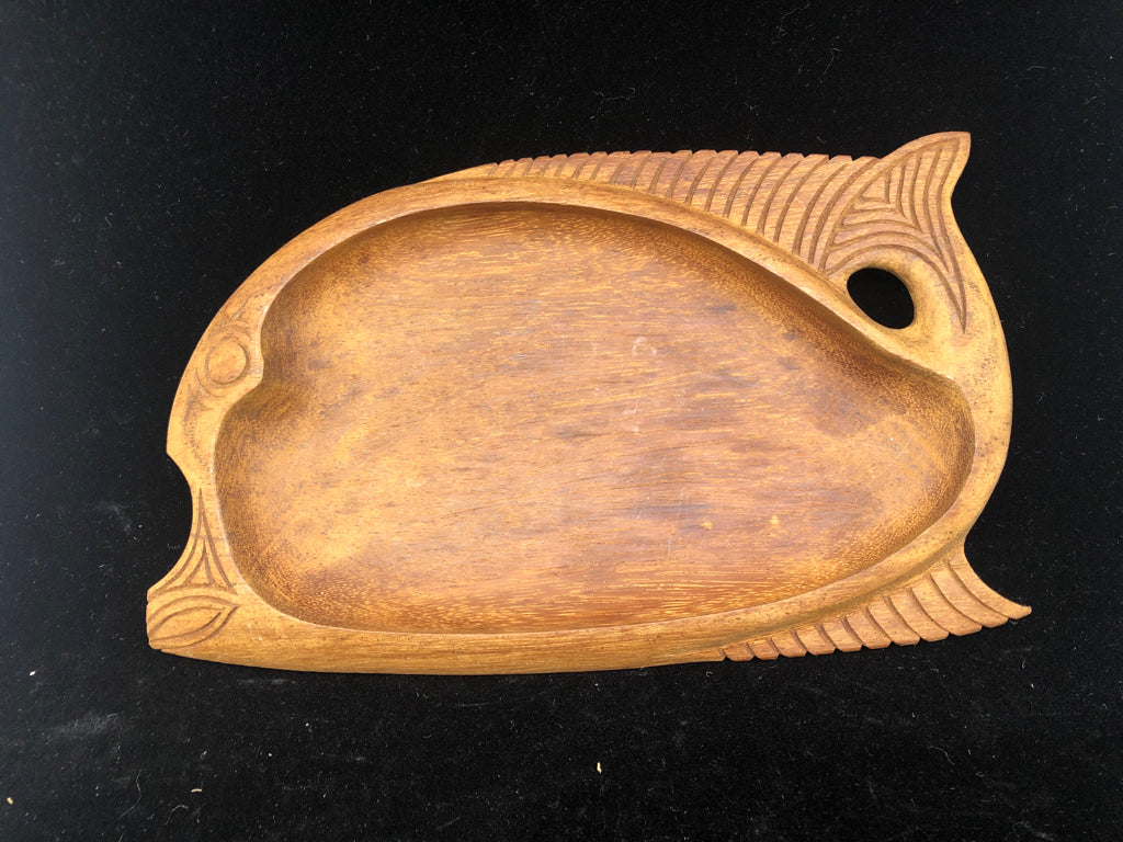 WOOD CARVED FISH BOWL.