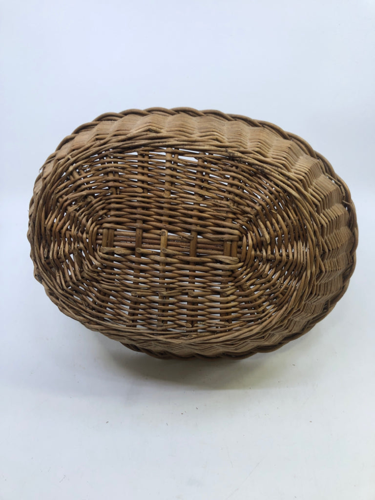 WICKER BASKET DUSTY BROWN W/HANDLE.