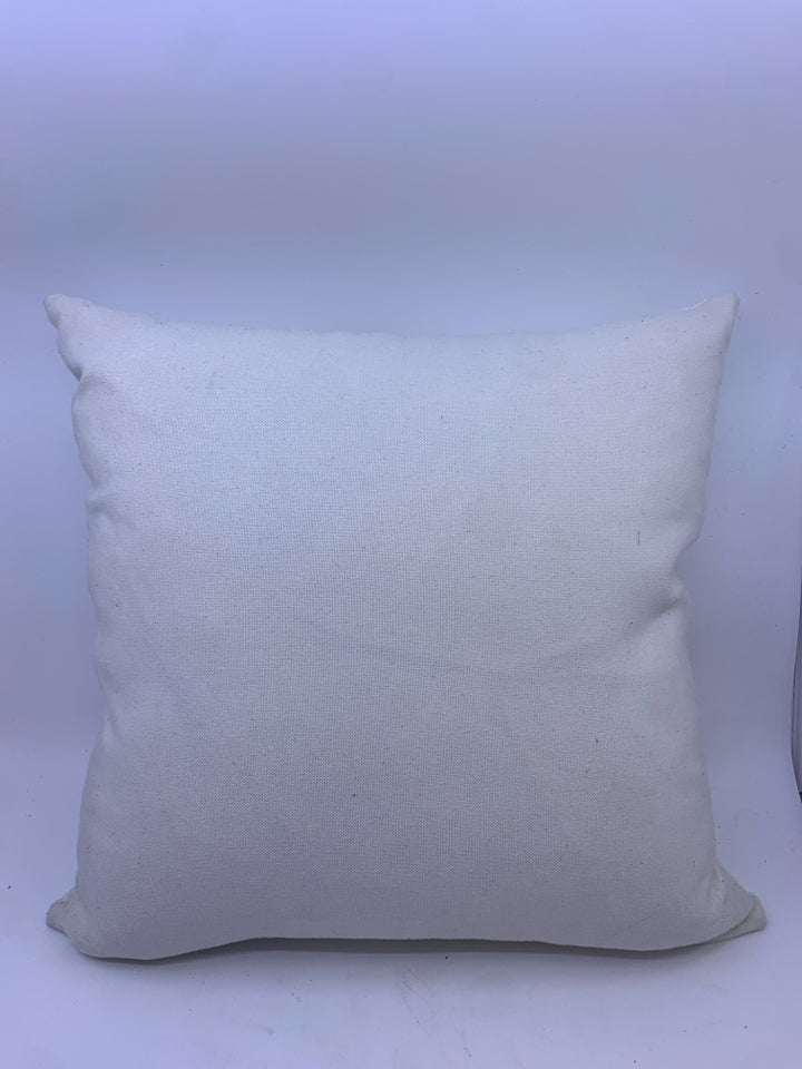 WHITE PUMPKIN SQUARE PILLOW.
