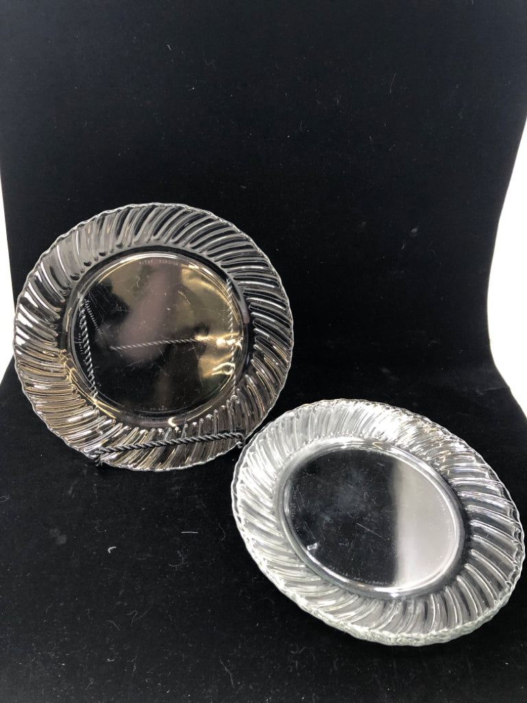 4 GLASS CORNING DINNER PLATES.