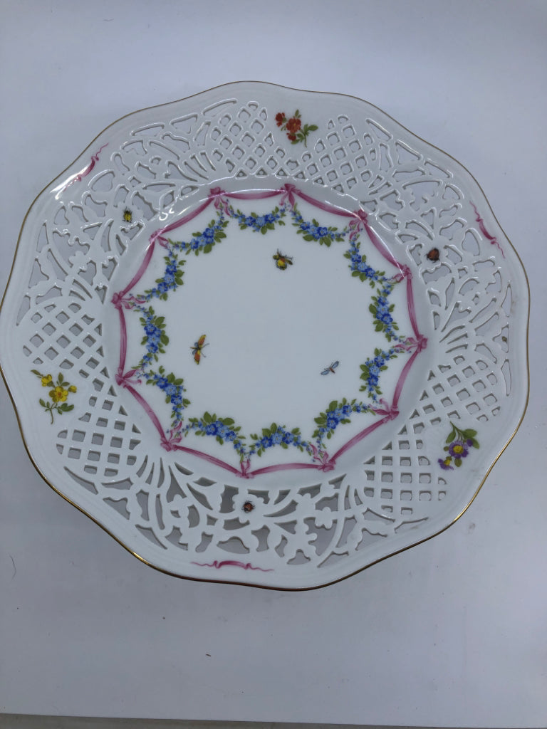 VTG BLUE FLORAL CAKE STAND W LACE EDGES.