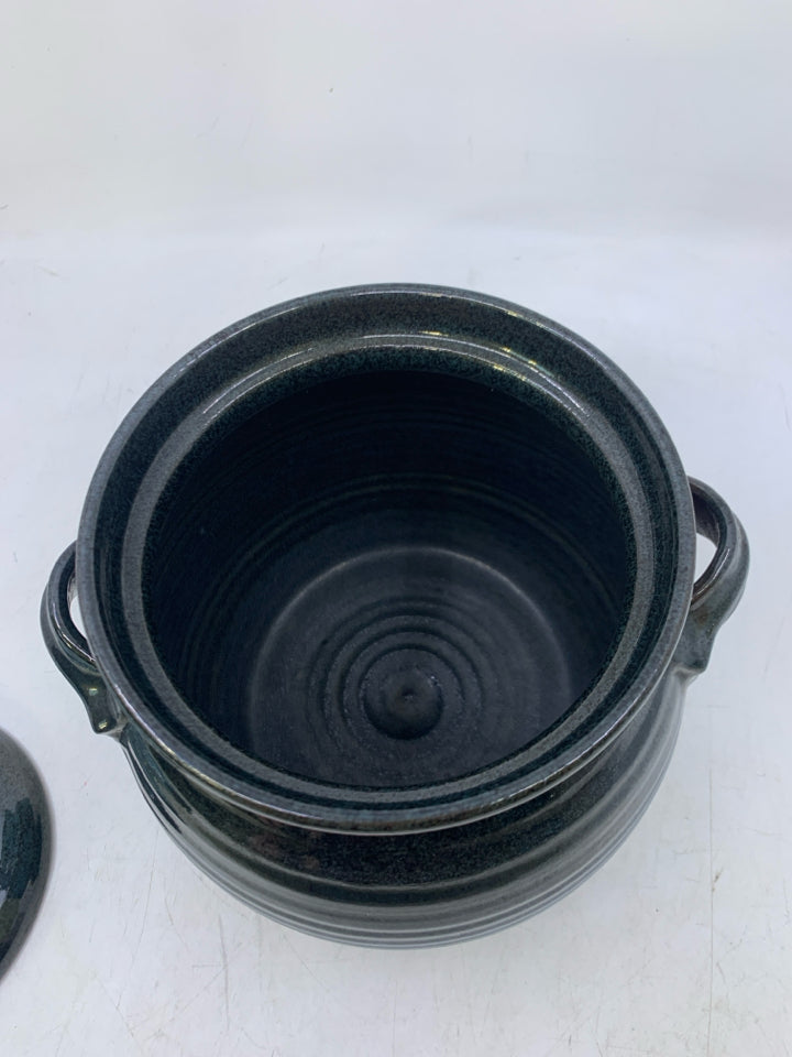 BLUES ABRE GLAZE RIBBED BEAN POT W/ LID HANDLES.