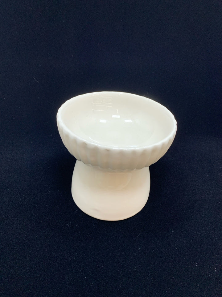 RAISED CERAMIC PET BOWL.