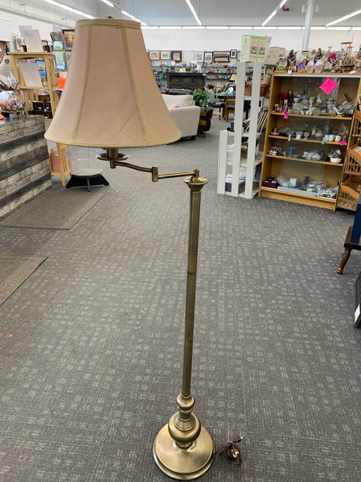 BRASS FLOOR LAMP W/ADJUSTABLE SWING LIGHT.