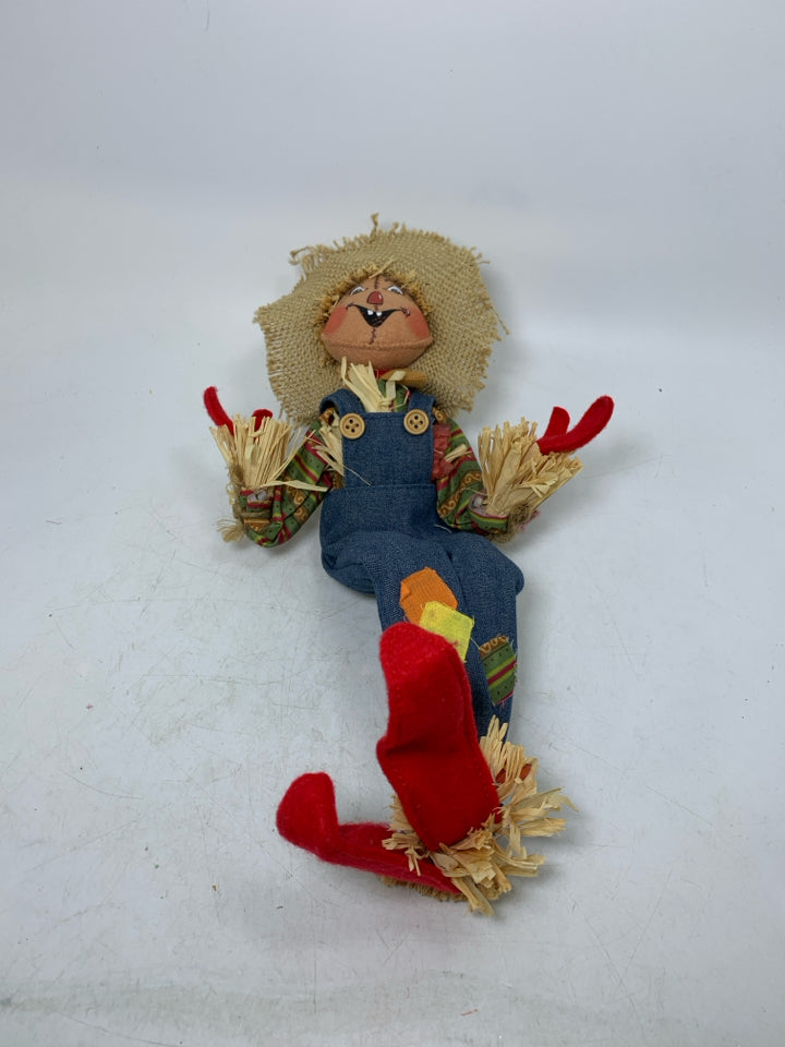 2015 ANNALEE BENDABLE SCARECROW.