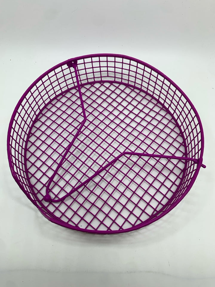 PURPLE WIRE PAPER PLATE HOLDER.