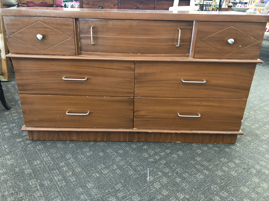 VTG 7 DRAWER LIGHT BROWN DRESSER W/ METAL HARDWARE DIAMOND PATTERN.