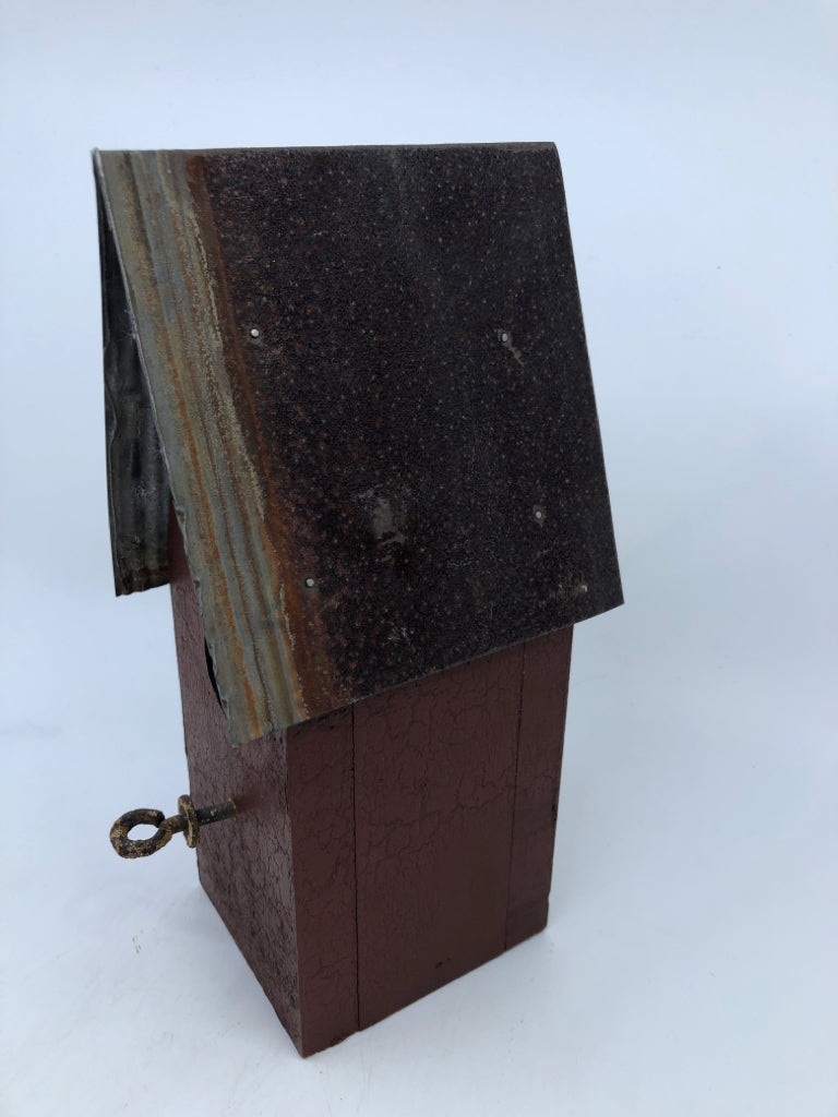 RED RUSTIC METAL BIRDHOUSE.