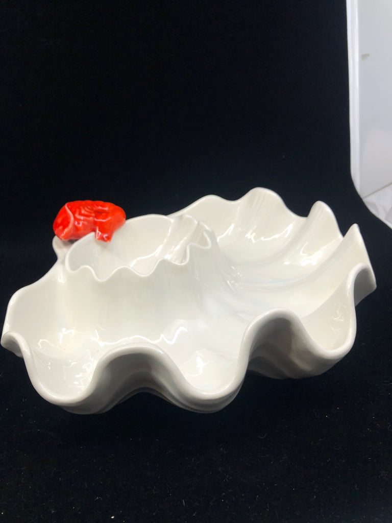 CLAM SHELL DISH WITH RED SHRIMP SAUCE DIP CONTAINER.
