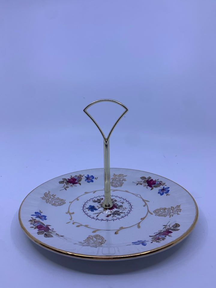 VTG GOLD AND WHITE SERVING TRAY W/ HANDLE AND BLUE AND RED FLOWERS.