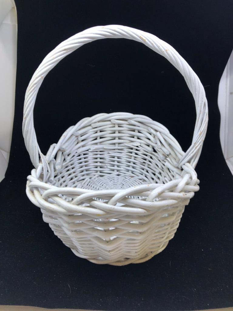 WHITE OVAL BASKET W SINGLE HANDLE.