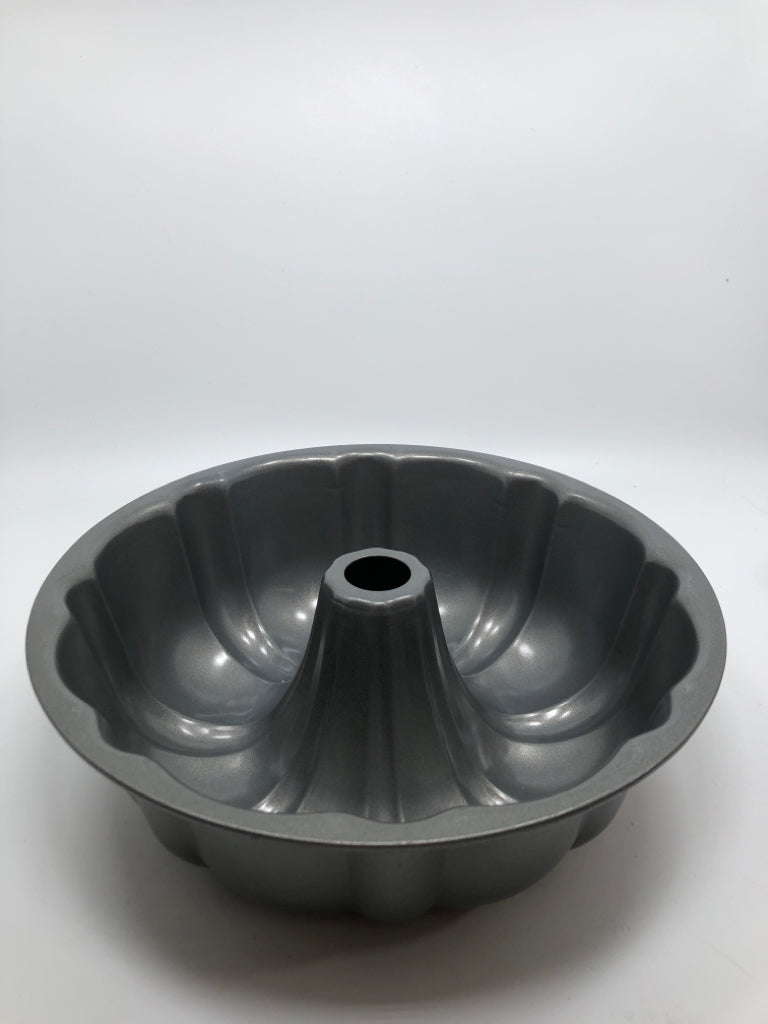 METAL BUNDT CAKE PAN.