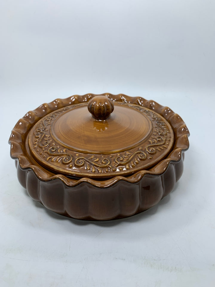 LIGHT BROWN SHALLOW RIBBED DISH W/ LID.