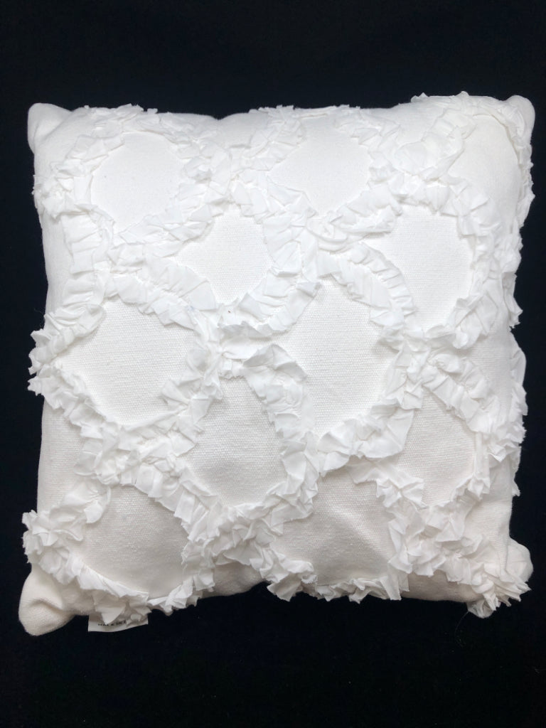 WHITE PILLOW W/RUFFLES.