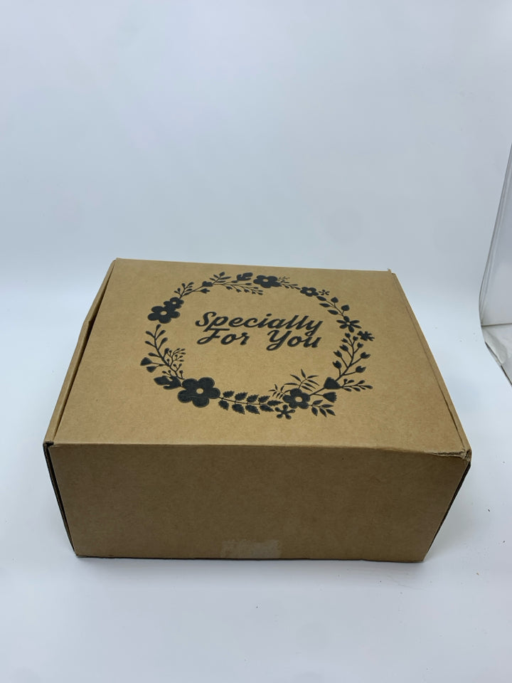 NIB GIFT SET-CANDLE/FLOWER HAIR CLIP/BATH BOMB/SCRUNCHIE/SOAP/SOCKS/GLASS TUMBLE