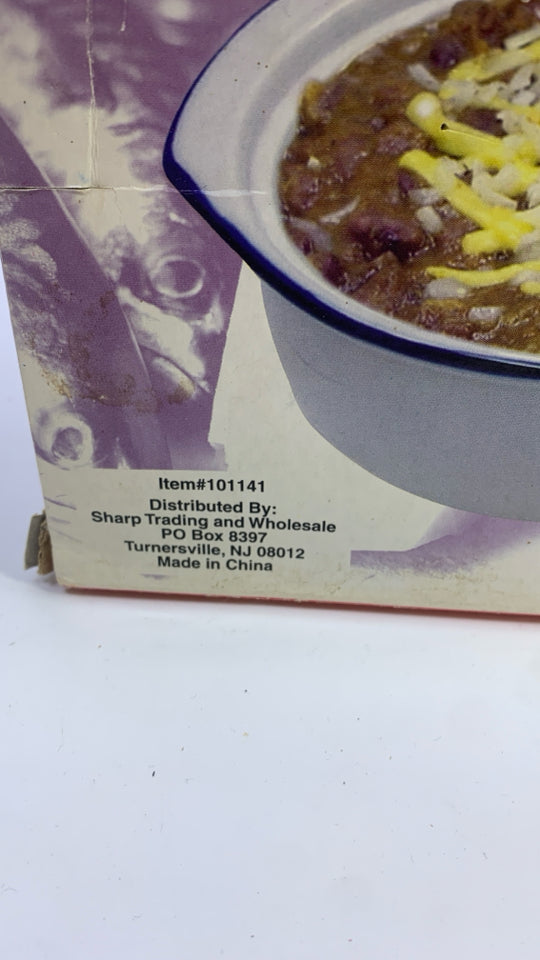 NIB WHITE & BLUE CASSEROLE DISH W/COVER.