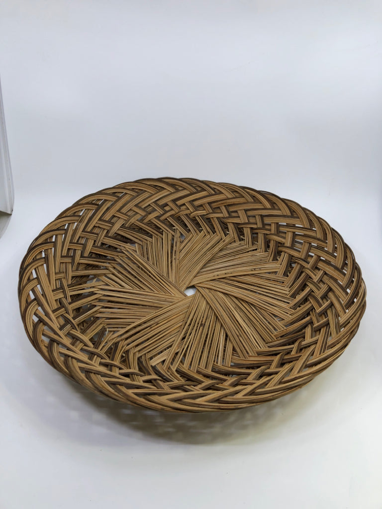 BRAIDED BASKET CENTERPIECE.
