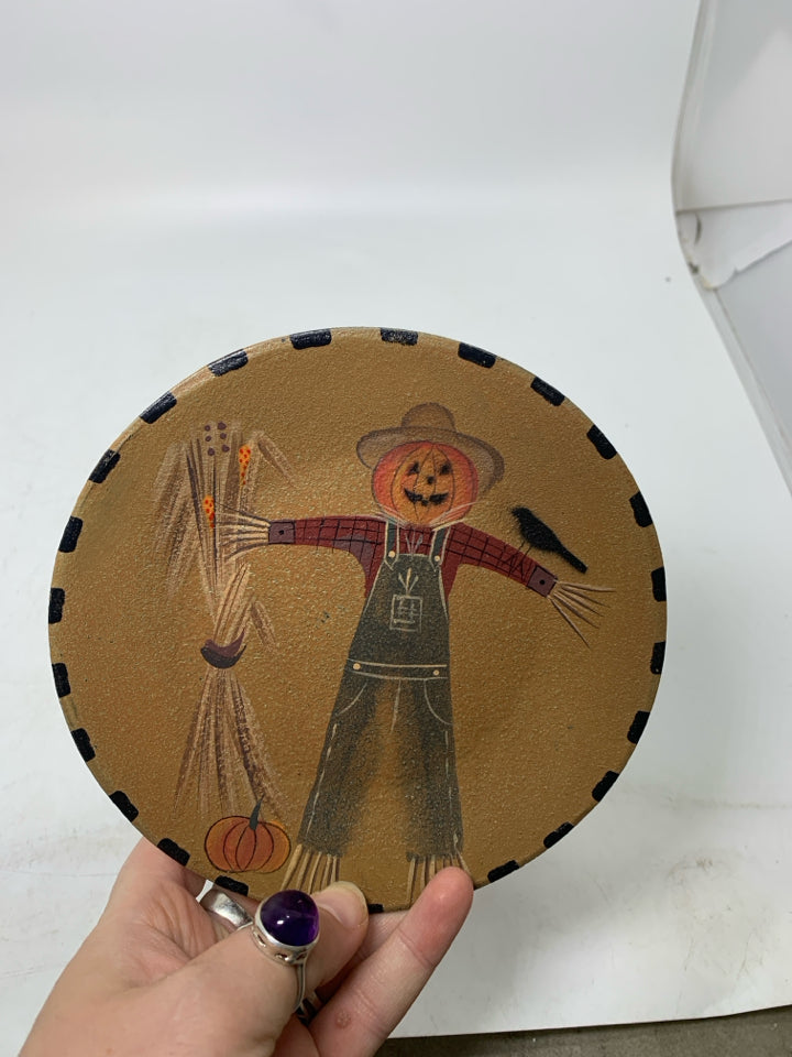 SMALL PRIMITIVE STYLE SCARECROW DECORATIVE PLATE.