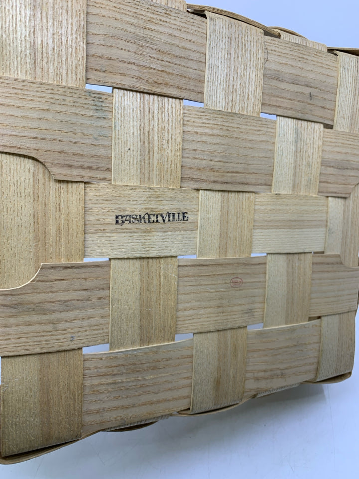 SQUARE BASKET WITH HANDLE.