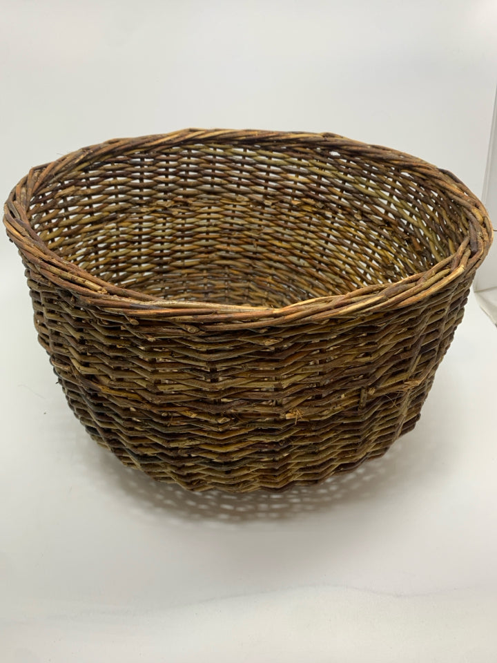 ROUND WOVEN BASKET.