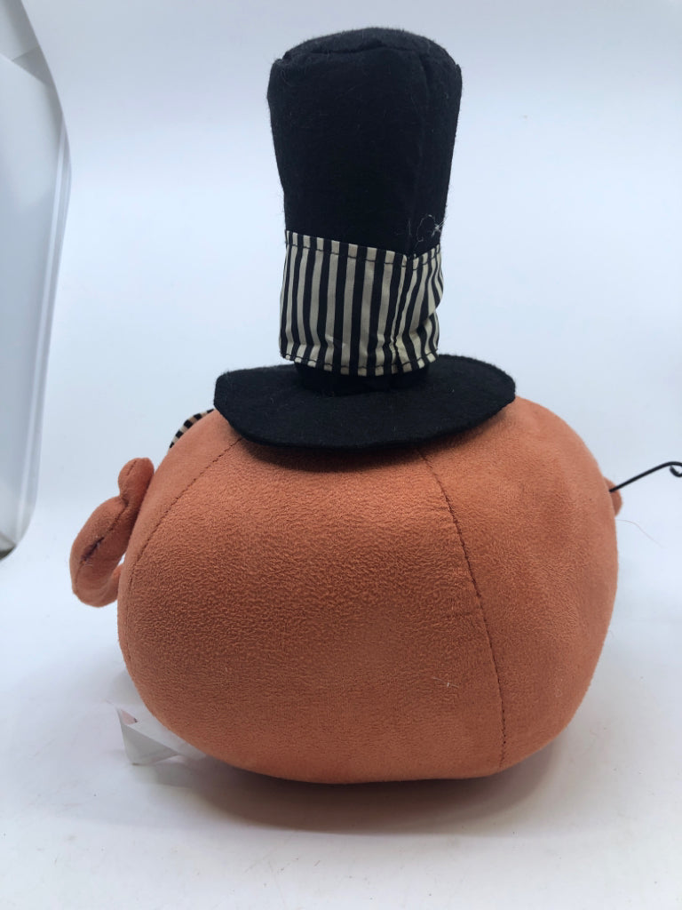 SHELF SITTING PUMPKIN HOLDING BAT.