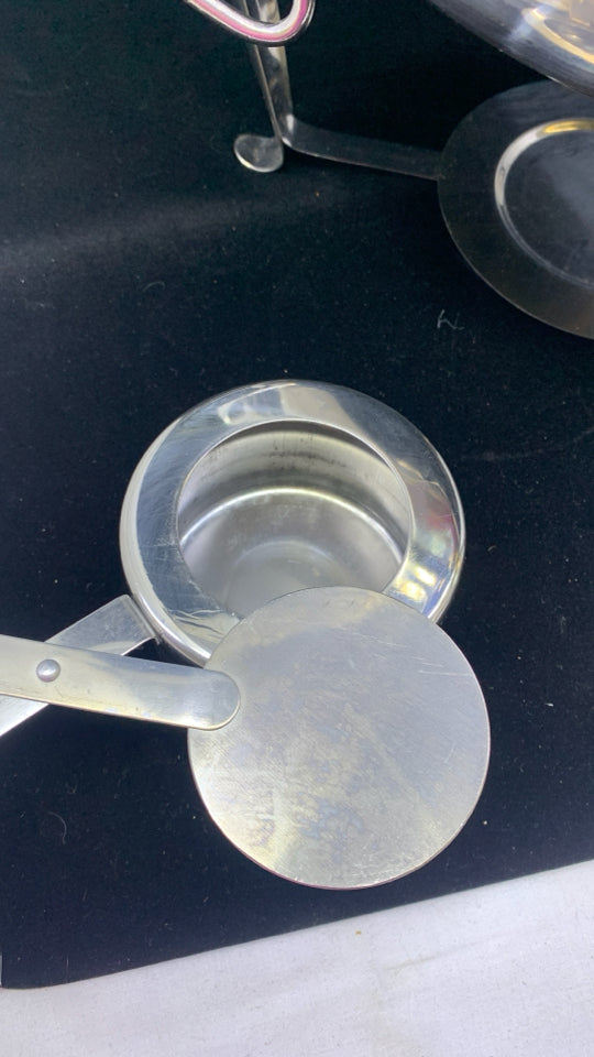 4QT SILVER ROUND CHAFING DISH.