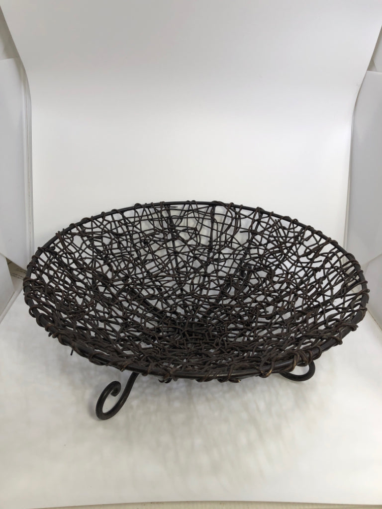 WOVEN TWIG RAISED CIRCULAR FRUIT BASKET.