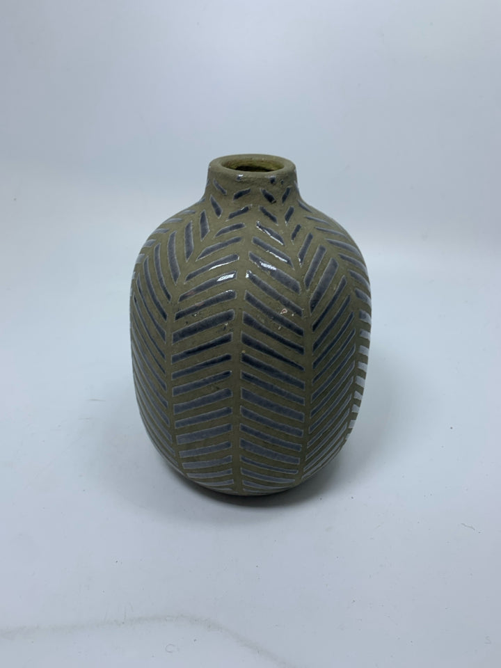 MATTE GREY VASE W/ LINES.