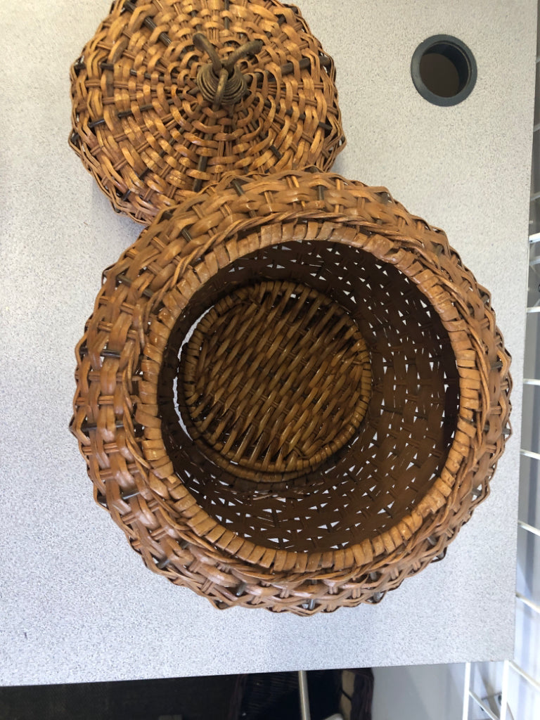 METAL FOOTED BASKET W/ TOP STURDY CARMEL WICKER.