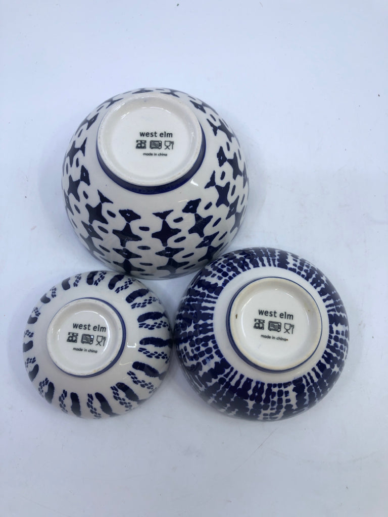 3 BLUE AND WHITE NESTING BOWLS.