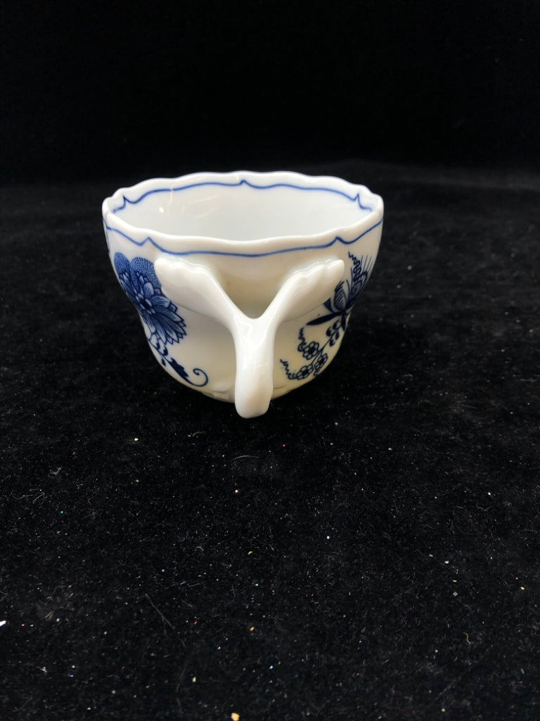 VTG BLUE AND WHITE VIDALLIA ONION PATTERN SMALL MUG.