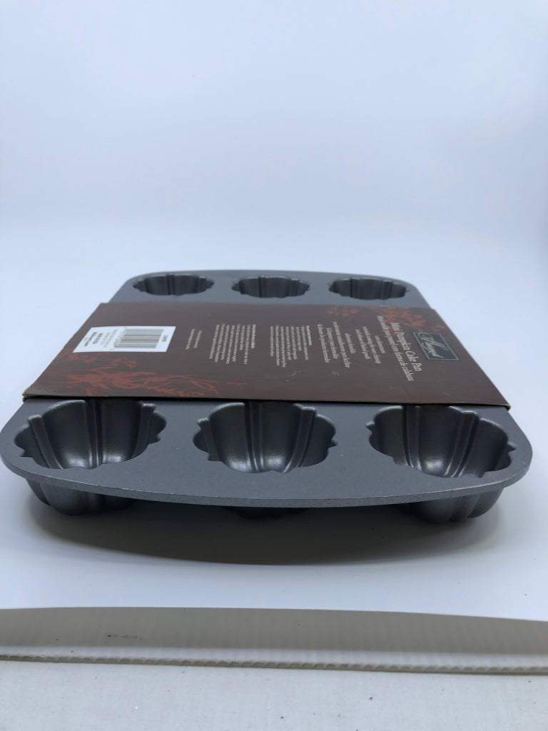 NIP MINI PUMPKIN CAKE PAN.