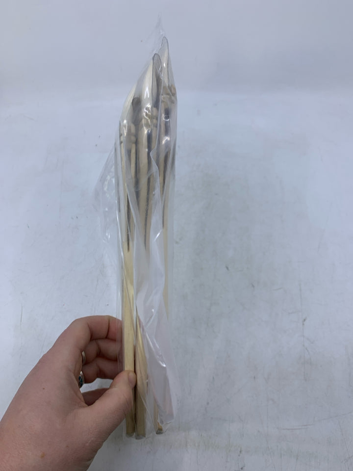 IN BAG 3 WIDE PAINT BRUSHES.