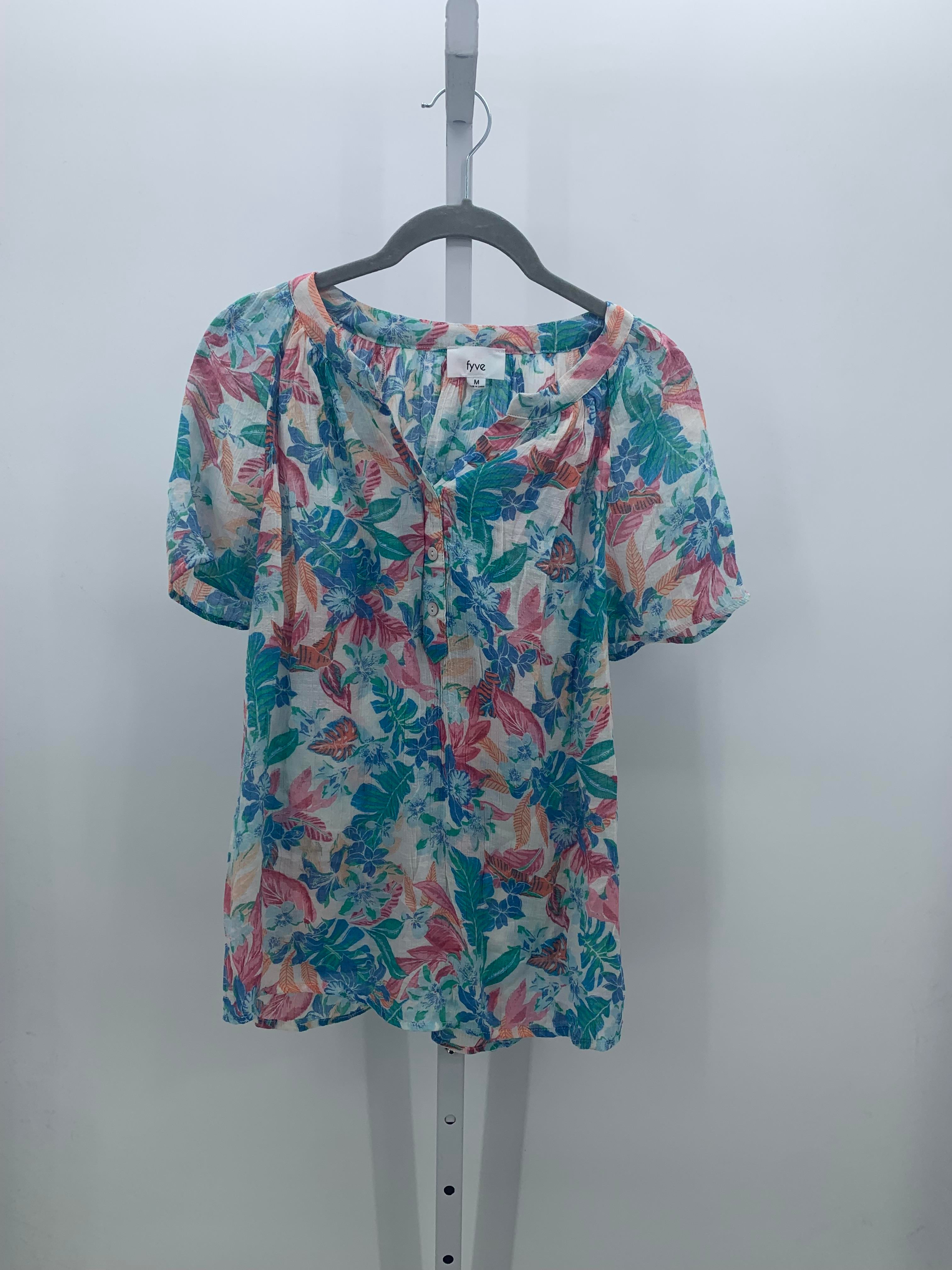 Size Medium Misses Short Sleeve Shirt
