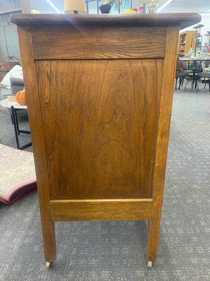 VTG WOOD 3 DRAWER DRESSER ON WHEELS.