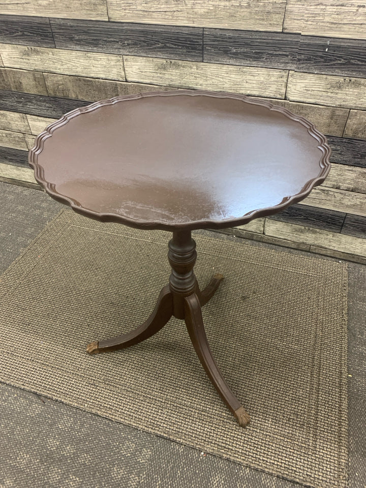 VTG BROWN CIRCLE END TABLE W/WAVY BORDER & 3 LEGS.